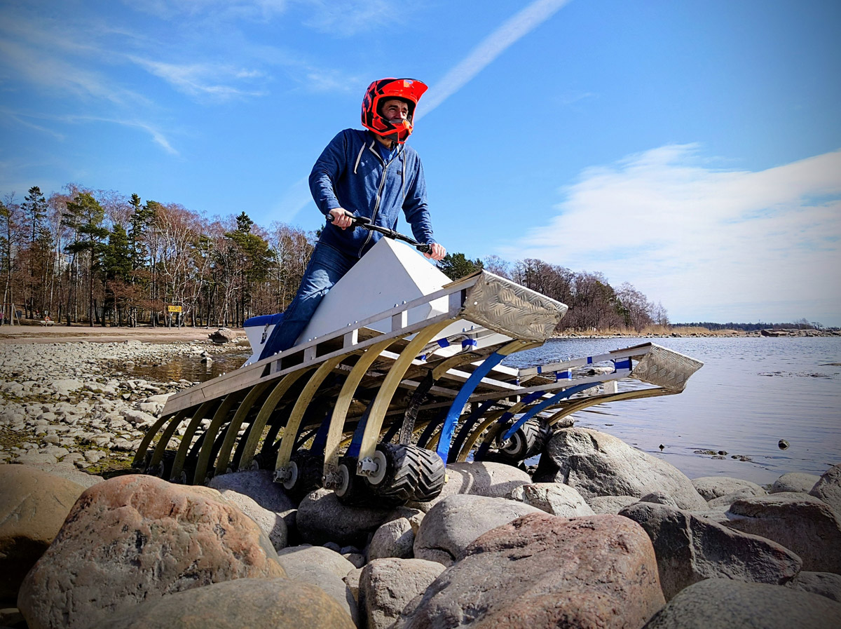 All-Electric 18WD Off-Roading